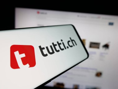 Stuttgart, Almanya - 10-09-2025: Smartphone with logo of Swiss classifieds platform company tutti.ch on screen on website. Telefon ekranının soluna odaklan.