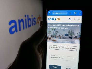 Stuttgart, Almanya - 10-09-2025: İsviçre 'de sınıflandırılan platform hayvanlarının web sayfası olan akıllı telefon sahibi kişi logonun önünde ekranda. Telefon ekranının merkezine odaklan.