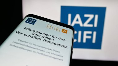 Stuttgart, Almanya - 10-10-2025: Emlak hizmetleri şirketi IAZI AG 'nin (CIFI SA) web sitesinin bulunduğu cep telefonu logonun önünde ekranda. Telefon ekranının sol üst kısmına odaklan.