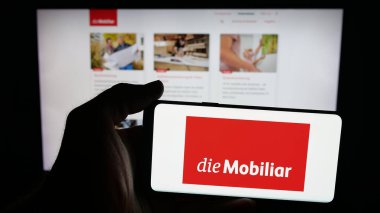 Stuttgart, Almanya - 10-10-2025: İsviçreli sigorta şirketi Mobiliar 'ın logosunun bulunduğu cep telefonu web sayfası önünde ekranda. Telefon ekranına odaklan.