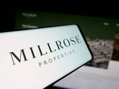 Stuttgart, Almanya - 10-10-2025: Web sitesi önünde ekranda ABD 'li emlak şirketi Millrose Properties Inc.' in logosuna sahip akıllı telefon. Telefon ekranının merkez soluna odaklan.