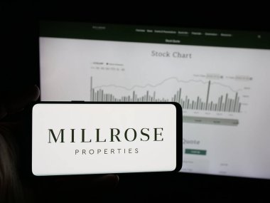 Stuttgart, Almanya - 10-10-2025: ABD 'li emlak şirketi Millrose Properties Inc.' in logosunu taşıyan kişi web sitesinin önünde ekranda. Telefon ekranına odaklan.