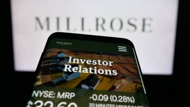 Stuttgart, Almanya - 10-10-2025: ABD 'li emlak şirketi Millrose Properties Inc.' in web sitesiyle birlikte logo önünde cep telefonu. Telefon ekranının sol üst kısmına odaklan.
