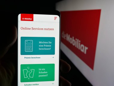Stuttgart, Almanya - 10-10-2025: Cep telefonu sahibi İsviçreli sigorta şirketi Mobiliar 'ın web sayfası logo önünde ekranda. Telefon ekranının merkezine odaklan.