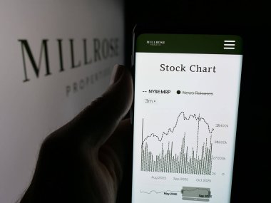 Stuttgart, Almanya - 10-10-2025: ABD 'li emlak şirketi Millrose Properties Inc.' in web sayfası olan cep telefonu logonun önünde ekranda. Telefon ekranının merkezine odaklan.