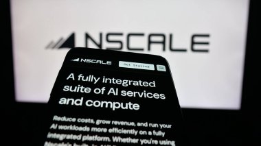 Stuttgart, Almanya - 10-10-2025: Logo önünde ekranda Nscale Global Holding Limited şirketinin web sitesi bulunan cep telefonu. Telefon ekranının sol üst kısmına odaklan.