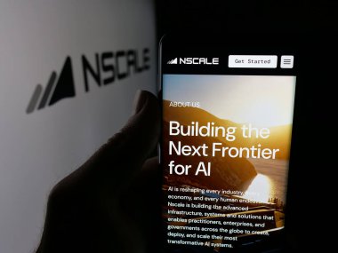 Stuttgart, Almanya - 10-10-2025: Nscale Global Holding Limited şirketinin web sayfası olan akıllı telefon sahibi kişi logonun önünde ekranda. Telefon ekranının merkezine odaklan.