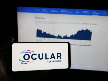 Stuttgart, Almanya - 10-10-2025: Web sitesi önünde ekranda ABD 'li biyofarma şirketi Ocular Therapeutix Inc.' in logosuna sahip akıllı telefon sahibi kişi. Telefon ekranına odaklan.