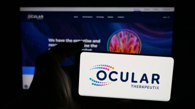 Stuttgart, Almanya - 10-10-2025: ABD 'li biyofizik şirketi Ocular Therapeutix Inc.' in logosu olan cep telefonu web sayfasının önünde. Telefon ekranına odaklan.