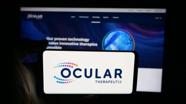 Stuttgart, Almanya - 10-10-2025: ABD 'li biyofizik şirketi Ocular Therapeutix Inc.' in logosu olan cep telefonu web sayfasının önünde. Telefon ekranına odaklan.