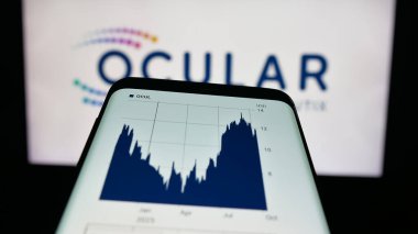 Stuttgart, Almanya - 10-10-2025: ABD 'li biyofizik şirketi Ocular Therapeutix Inc.' in web sitesi logo önünde ekranda. Telefon ekranının sol üst kısmına odaklan.