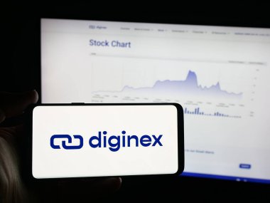 Stuttgart, Almanya - 10-10-2025: Düzenleyici teknoloji şirketi Diginex Limited 'in logosuna sahip akıllı telefon sahibi kişi web sitesinin önünde ekranda. Telefon ekranına odaklan.