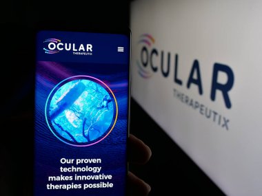Stuttgart, Almanya - 10-10-2025: ABD 'li biyofarma şirketi Ocular Therapeutix Inc.' in web sayfası olan cep telefonu logonun önünde ekranda. Telefon ekranının merkezine odaklan.