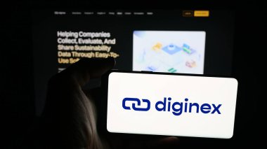 Stuttgart, Almanya - 10-10-2025: Düzenleyici teknoloji şirketi Diginex Limited 'in logosunun bulunduğu cep telefonu web sayfasının önünde. Telefon ekranına odaklan.
