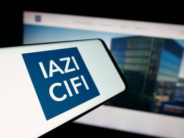 Stuttgart, Almanya - 10-10-2025: İnternet sitesi önünde üzerinde emlak hizmetleri şirketi IAZI AG (CIFI SA) logosu bulunan akıllı telefon. Telefon ekranının merkez soluna odaklan.