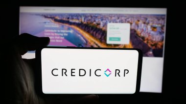 Stuttgart, Almanya - 10-11-2025: Perulu finans şirketi Credicorp 'un logosunun bulunduğu cep telefonu web sayfası önünde ekranda. Telefon ekranına odaklan.