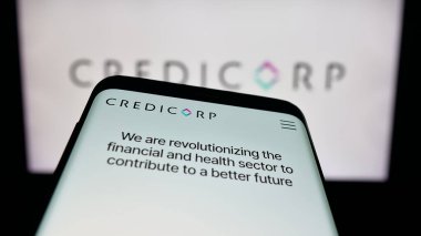 Stuttgart, Almanya - 10-11-2025: Peru 'lu finans holding şirketi Credicorp' un web sitesi logo önünde ekranda. Telefon ekranının sol üst kısmına odaklan.