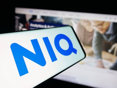 Stuttgart, Almanya - 10-11-2025: Araştırma şirketi Nielsen Consumer LLLC 'nin logosuna sahip akıllı telefon web sitesi önünde ekranda. Telefon ekranının merkez soluna odaklan.