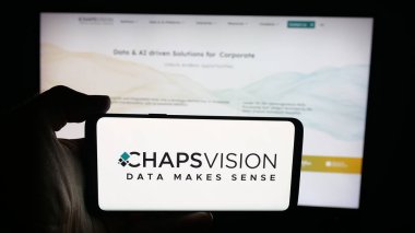 Stuttgart, Almanya - 10-11-2025: Fransız ai şirketi ChapsVision SAS 'ın logosunun bulunduğu cep telefonu web sayfasının önünde. Telefon ekranına odaklan.