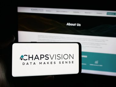 Stuttgart, Almanya - 10-11-2025: İnternet sitesinin önünde üzerinde Fransız ai şirketi ChapsVision SAS logosu bulunan akıllı telefon sahibi kişi. Telefon ekranına odaklan.