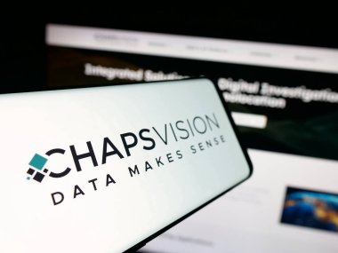 Stuttgart, Almanya - 10-11-2025: İnternet sitesinin önünde Fransız ai şirketi ChapsVision SAS 'ın logosuna sahip akıllı telefon. Telefon ekranının merkez soluna odaklan.