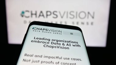Stuttgart, Almanya - 10-11-2025: Fransız ai şirketi ChapsVision SAS 'ın web sitesiyle birlikte logo önünde cep telefonu. Telefon ekranının sol üst kısmına odaklan.