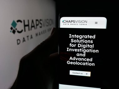 Stuttgart, Almanya - 10-11-2025: Fransız ai şirketi ChapsVision SAS 'ın web sayfası olan cep telefonu logonun önünde ekranda. Telefon ekranının merkezine odaklan.