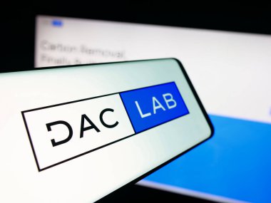 Stuttgart, Almanya - 10-11-2025: Sitenin önünde ekranda ABD 'li karbon temizleme şirketi DACLab' ın logosuna sahip akıllı telefon. Telefon ekranının merkez soluna odaklan.