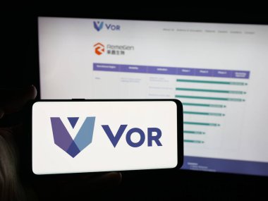 Stuttgart, Almanya - 10-11-2025: ABD 'li biyoteknoloji şirketi Vor Biopharma Inc.' in logosunu taşıyan kişi web sitesinin önünde ekranda. Telefon ekranına odaklan.