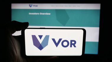 Stuttgart, Almanya - 10-11-2025: ABD 'li biyoteknoloji şirketi Vor Biopharma Inc.' nin logosunun bulunduğu cep telefonu web sayfasının önünde ekranda. Telefon ekranına odaklan.