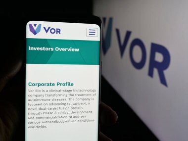 Stuttgart, Almanya - 10-11-2025: ABD 'li biyoteknoloji şirketi Vor Biopharma Inc.' in web sayfası olan cep telefonu logonun önünde ekranda. Telefon ekranının merkezine odaklan.