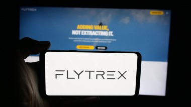 Stuttgart, Almanya - 10-11-2025: İHA gıda dağıtım şirketi Flytrex Inc. 'in logosunun bulunduğu cep telefonu web sayfasının önünde. Telefon ekranına odaklan.