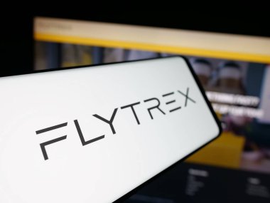 Stuttgart, Almanya - 10-11-2025: İHA gıda dağıtım şirketi Flytrex Inc. 'in logosuna sahip akıllı telefon web sitesinin önünde ekranda. Telefon ekranının soluna odaklan.
