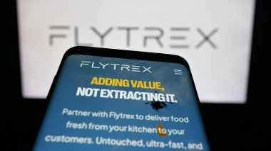 Stuttgart, Almanya - 10-11-2025: İHA gıda dağıtım şirketi Flytrex Inc. 'in web sitesi logonun önünde ekranda. Telefon ekranının sol üst kısmına odaklan.
