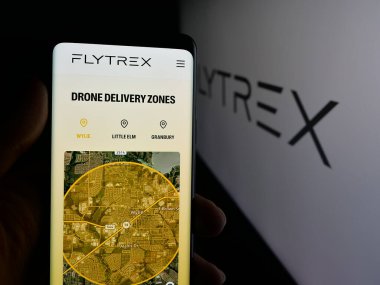 Stuttgart, Almanya - 10-11-2025: İHA gıda dağıtım şirketi Flytrex Inc. 'in web sayfası olan cep telefonu logonun önünde ekranda. Telefon ekranının merkezine odaklan.