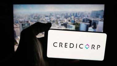 Stuttgart, Almanya - 10-11-2025: Perulu finans şirketi Credicorp 'un logosunun bulunduğu cep telefonu web sayfasının önünde ekranda. Telefon ekranına odaklan.