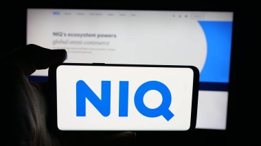 Stuttgart, Almanya - 10-11-2025: Araştırma şirketi Nielsen Consumer LLLC 'nin (NIQ) logosuna sahip cep telefonu web sayfası önünde ekranda. Telefon ekranına odaklan.