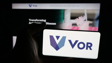 Stuttgart, Almanya - 10-11-2025: ABD 'li biyoteknoloji şirketi Vor Biopharma Inc.' nin logosunun bulunduğu cep telefonu web sayfası önünde ekranda. Telefon ekranına odaklan.