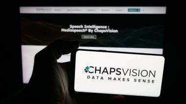 Stuttgart, Almanya - 10-11-2025: Fransız ai şirketi ChapsVision SAS 'ın logosunun bulunduğu cep telefonu web sayfasının önünde. Telefon ekranına odaklan.