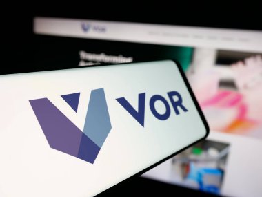 Stuttgart, Almanya - 10-11-2025: Web sitesi önünde ekranda ABD 'li biyoteknoloji şirketi Vor Biopharma Inc.' in logosuna sahip akıllı telefon. Telefon ekranının soluna odaklan.