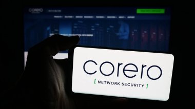 Stuttgart, Almanya - 10-11-2025: Corero Network Security şirketinin logosunun bulunduğu cep telefonu web sayfası önünde ekranda. Telefon ekranına odaklan.