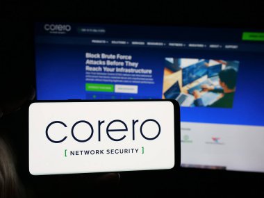 Stuttgart, Almanya - 10-11-2025: Corero Network Security şirketinin logosuna sahip kişi web sitesinin önünde ekranda. Telefon ekranına odaklan.