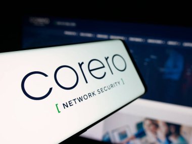 Stuttgart, Almanya - 10-11-2025: İnternet sitesi önünde Corero Network Security şirketinin logosuna sahip akıllı telefon. Telefon ekranının soluna odaklan.