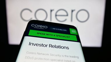 Stuttgart, Almanya - 10-11-2025: Corero Network Security şirketinin web sitesi logonun önünde ekranda. Telefon ekranının sol üst kısmına odaklan.