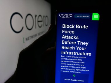 Stuttgart, Almanya - 10-11-2025: Corero Network Security şirketinin web sayfası olan akıllı telefon sahibi kişi logonun önünde ekranda. Telefon ekranının merkezine odaklan.