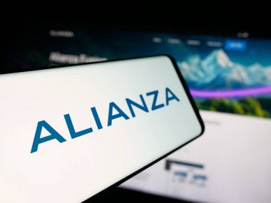 Stuttgart, Almanya - 10-11-2025: İletişim yazılım şirketi Alianza Inc. 'in logosuna sahip akıllı telefon web sitesinin önünde ekranda. Telefon ekranının soluna odaklan.