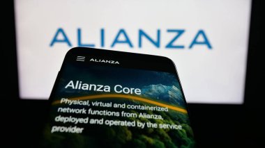 Stuttgart, Almanya - 10-11-2025: İletişim yazılım şirketi Alianza Inc. 'in web sitesiyle birlikte cep telefonu logonun önünde ekranda. Telefon ekranının sol üst kısmına odaklan.