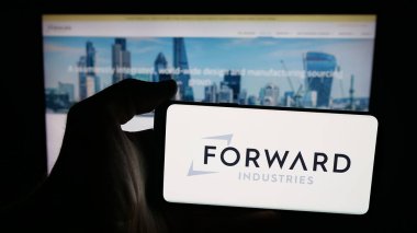 Stuttgart, Almanya - 10-11-2025: ABD 'li tasarım şirketi Forward Industries Inc.' in logosunun bulunduğu cep telefonu web sayfası önünde ekranda. Telefon ekranına odaklan.