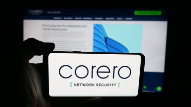 Stuttgart, Almanya - 10-11-2025: Corero Network Security şirketinin logosunun bulunduğu cep telefonu web sayfası önünde ekranda. Telefon ekranına odaklan.