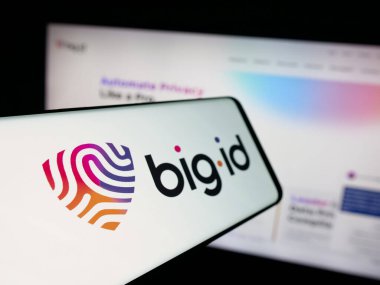 Stuttgart, Almanya - 10-12-2025: ABD 'li veri güvenlik şirketi BigID Inc.' nin logosuna sahip akıllı telefon web sitesinin önünde ekranda. Telefon ekranının soluna odaklan.